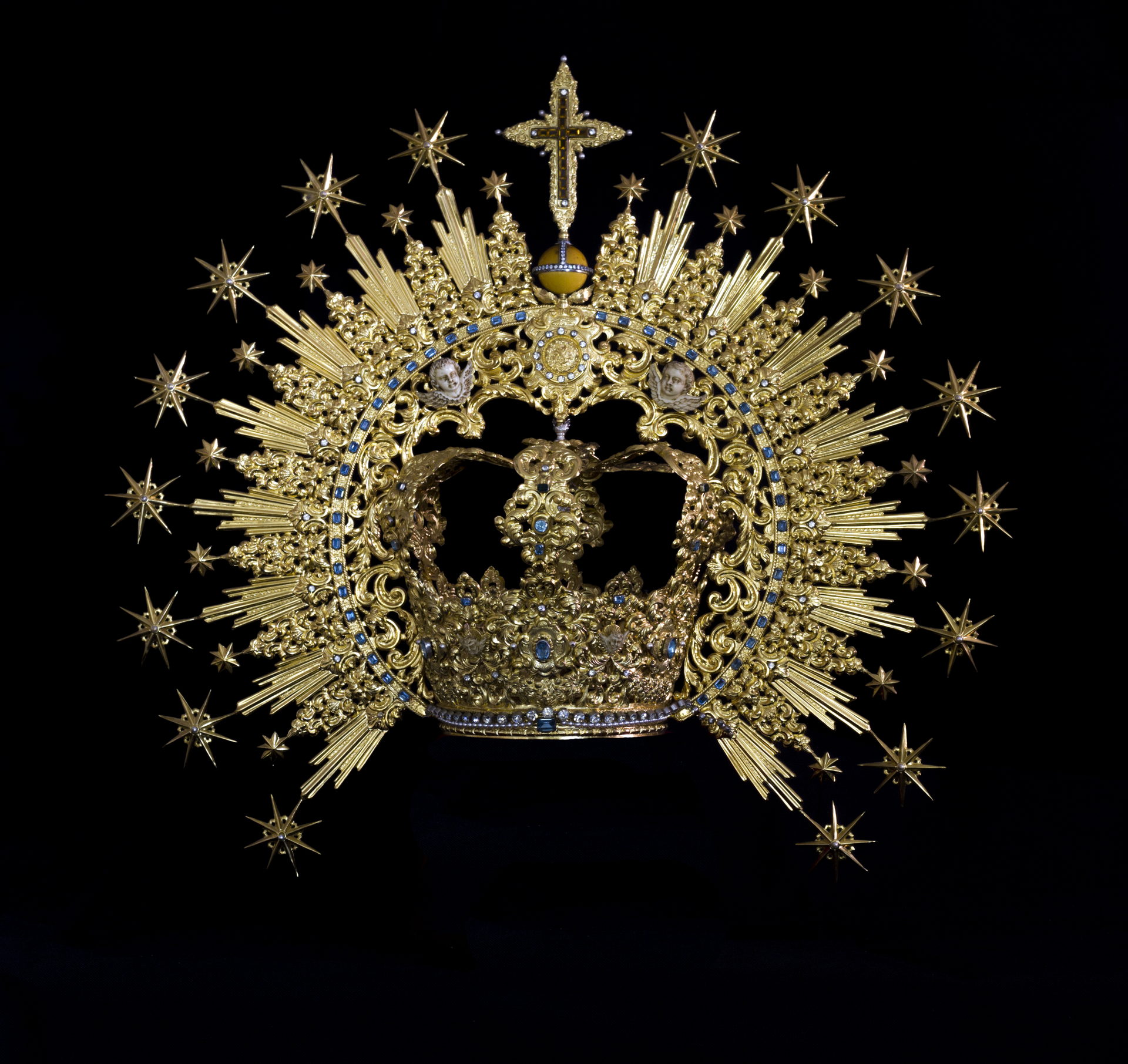 Ajuar de María Santísima de la Paz y Esperanza Coronada