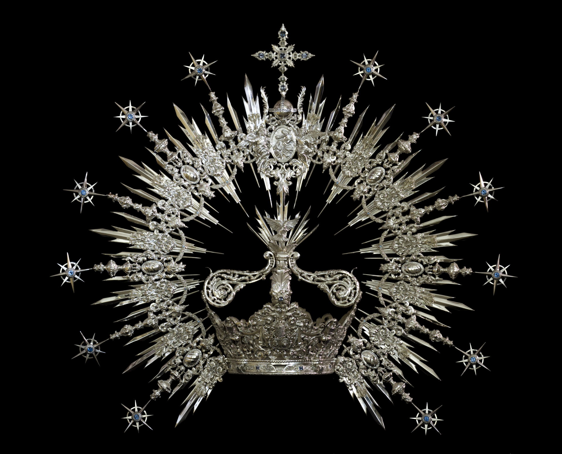 Ajuar de María Santísima de la Paz y Esperanza Coronada