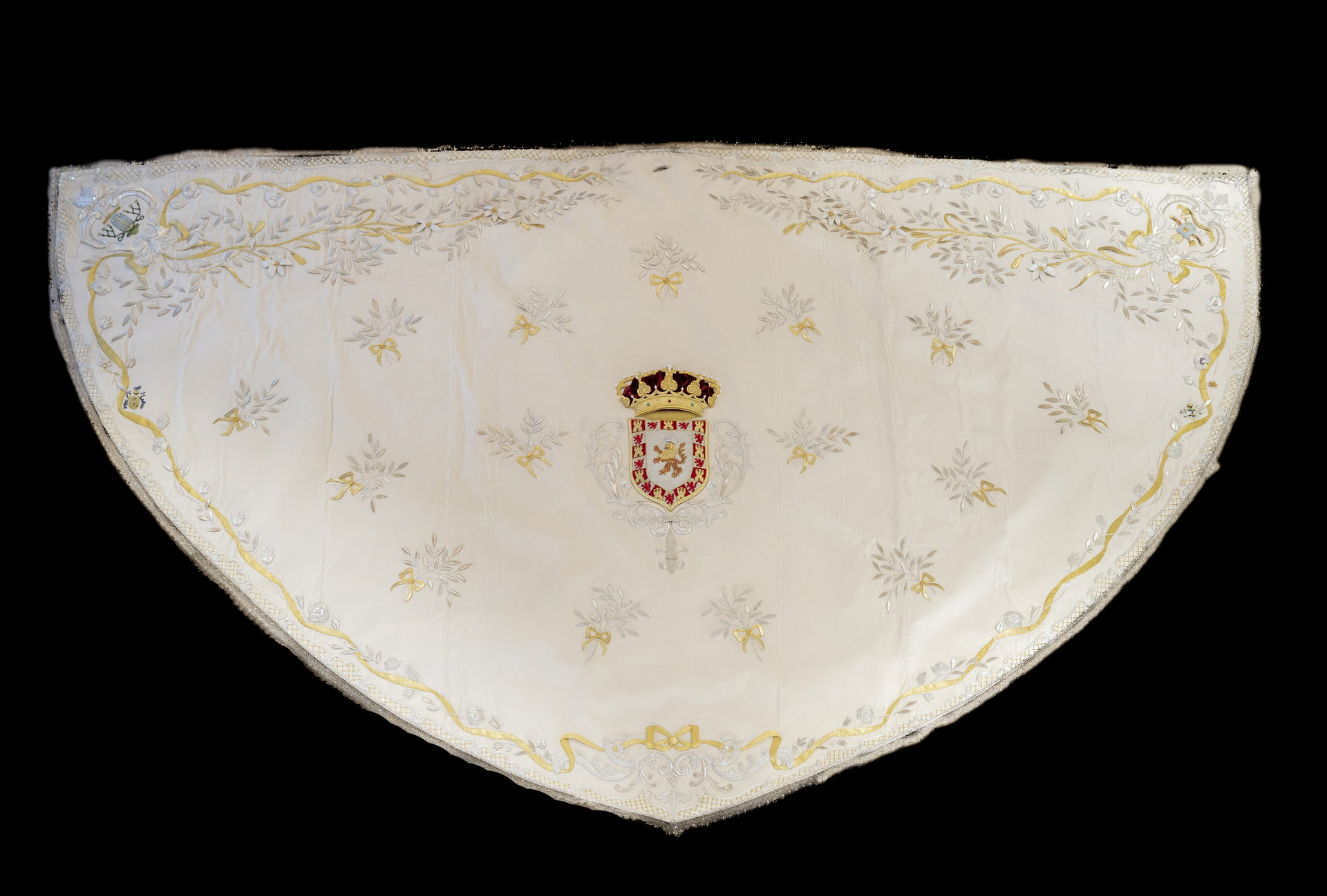 Ajuar de María Santísima de la Paz y Esperanza Coronada