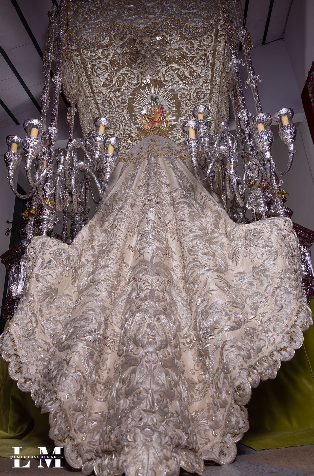 Ajuar de María Santísima de la Paz y Esperanza Coronada