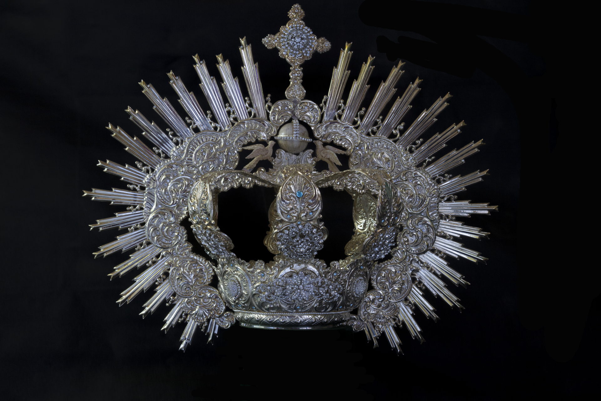 Ajuar de María Santísima de la Paz y Esperanza Coronada