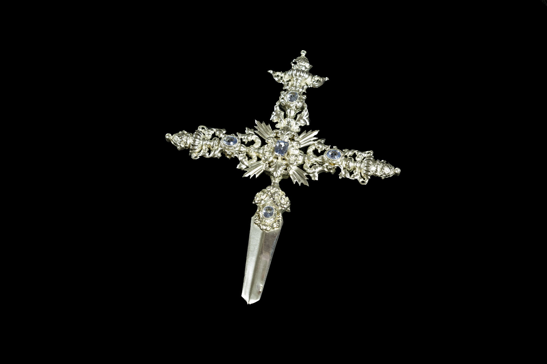 Ajuar de María Santísima de la Paz y Esperanza Coronada