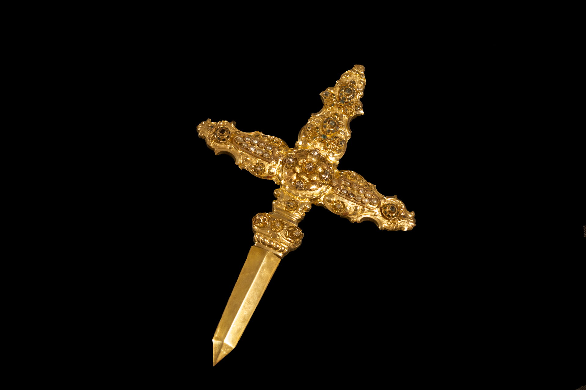 Ajuar de María Santísima de la Paz y Esperanza Coronada