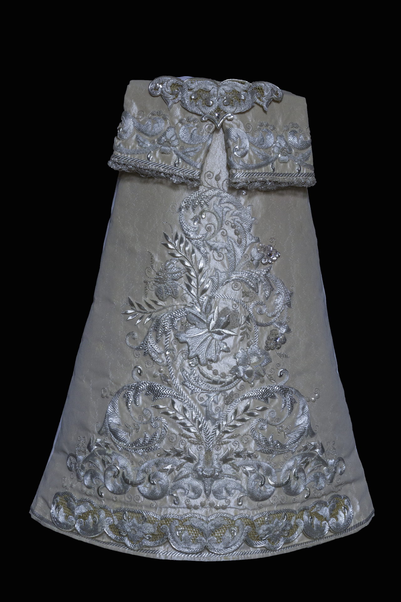 Ajuar de María Santísima de la Paz y Esperanza Coronada