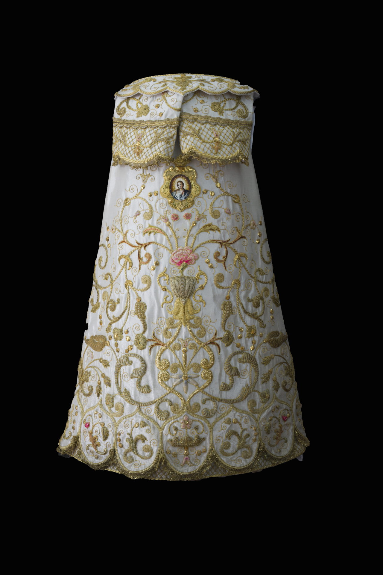 Ajuar de María Santísima de la Paz y Esperanza Coronada