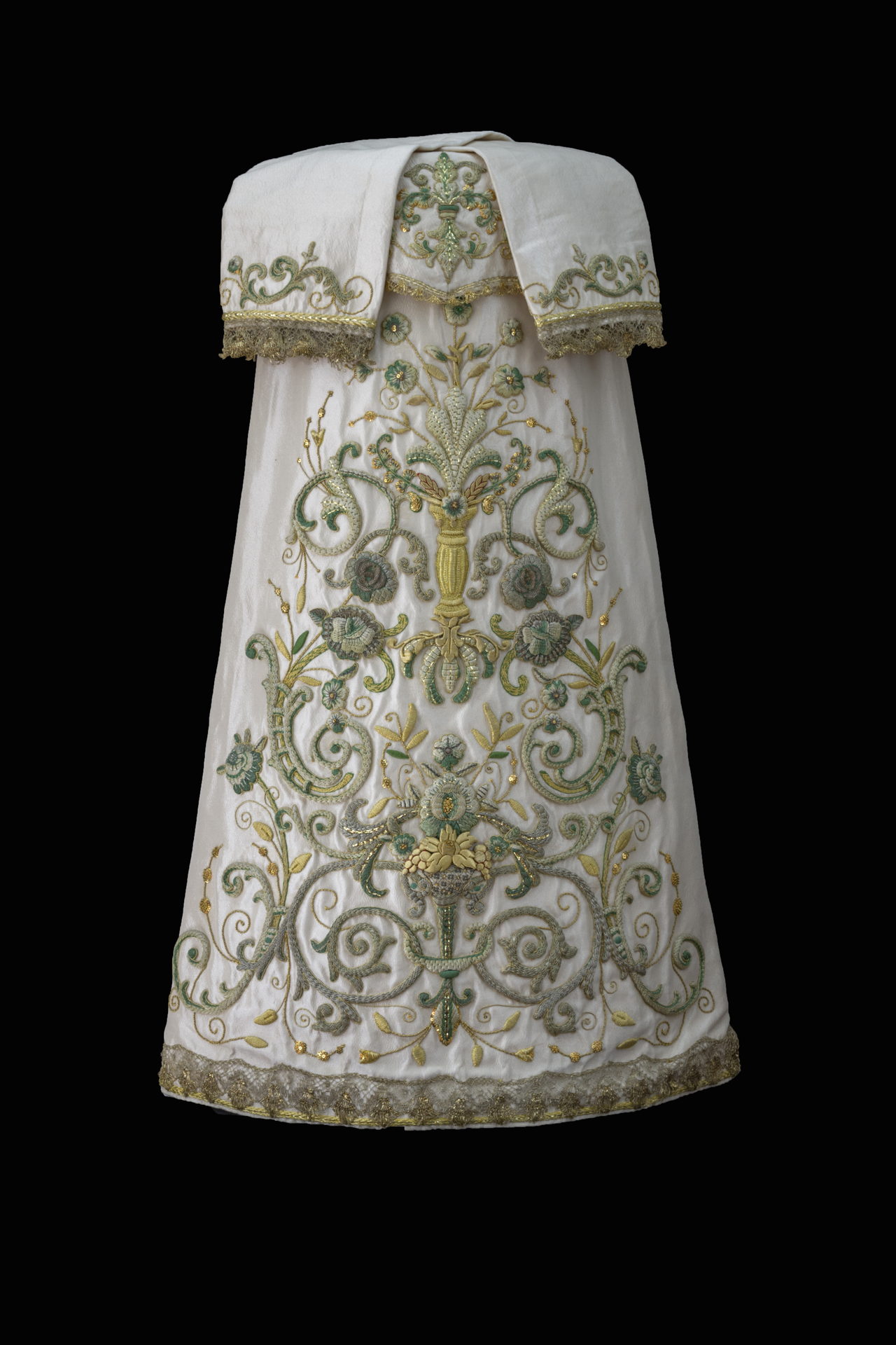 Ajuar de María Santísima de la Paz y Esperanza Coronada