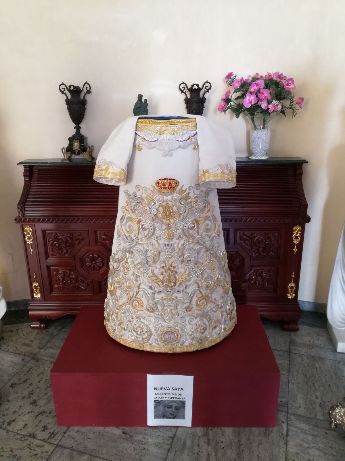 Ajuar de María Santísima de la Paz y Esperanza Coronada